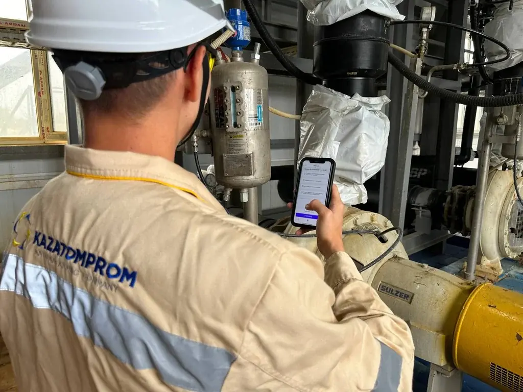Round at the plant: scanning a QR code on equipment
